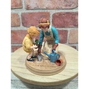 1986 Avon Jessie Wilcox Smith Collection Helping Mom Figurine In Box